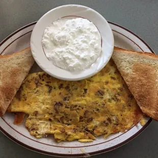 Bacon and cheese omelette with cottage cheese instead of home fries