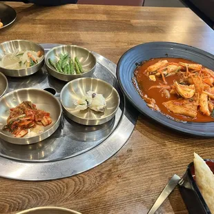 Banchan and Spicy Rice Cake (Tteokbokki)