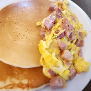 Two meal meal: scrambled with ham &amp; 2 cakes