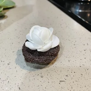The brownie cups we received (the topper was a rice cracker)
