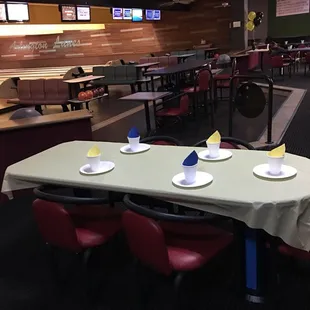 Nice table set up with coordinating colors