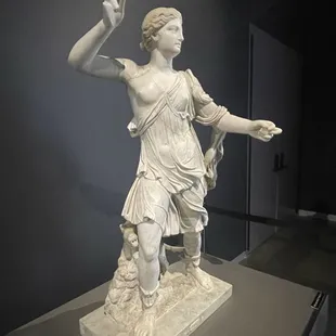 Pompeii exhibit sculpture