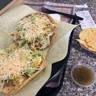 Tostadas, chips, salsa verde.