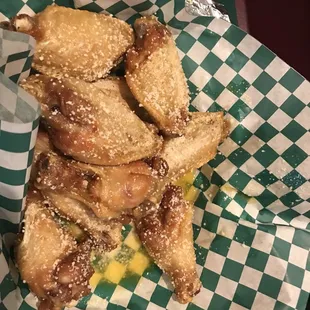 a basket of fried chicken wings
