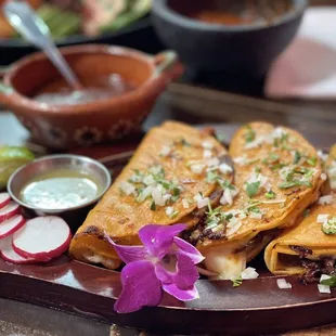 Quesa birria con consomé