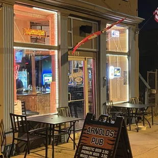 live music sports bar karaoke acoustic guitar happy hour drinks appetizers food tv best place to watch football soccer baseball social chill