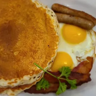 a plate of breakfast food