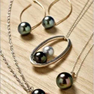 Lot of different models of tahitian Pearls necklace or earrings