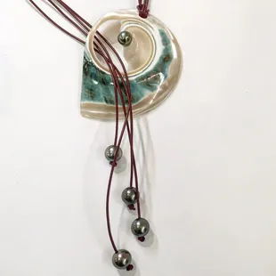Troca Shells necklace in leather With tahitian Pearl