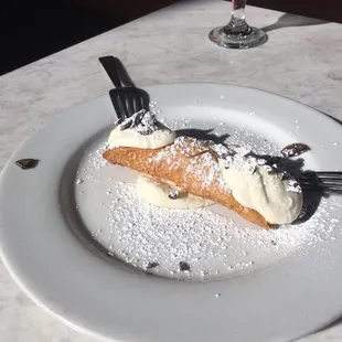 Cannoli... one of the best ever, mom mentioned that this beats those she has in Italy!!!