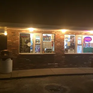 the outside of a restaurant at night