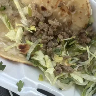 La carne cosida no estaba dorada ni mi perro se quiso comer el taco