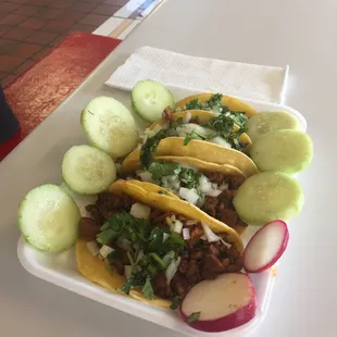 Pastor mini tacos ahora con pepinos en el salsa bar