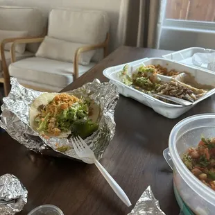 Carnitas plate with tortilla