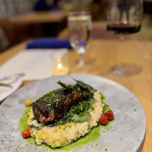 Salmón sobre risotto.