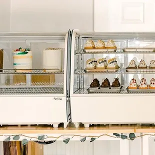 Case cakes and cupcakes