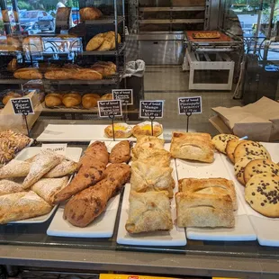 I love turnovers and this place sells several varieties: strawberry, mango, and pineapple.