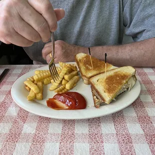 Grilled cheese with turkey with fries