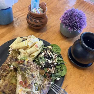 Sándwich of the day served with pasta salad, green salad and a drink.