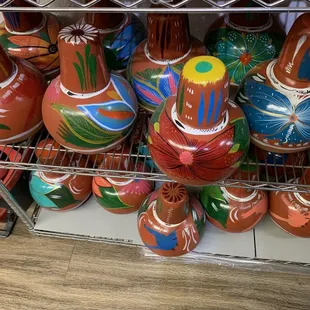 Vibrantly color jarrones