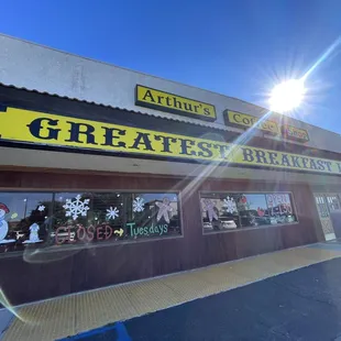 Open at 0700 hrs on the dot on Sundays!