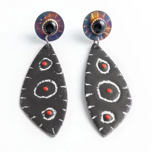 Since 1977, Artifacts Gallery has been devoted to featuring the work of American artists &amp; craftspeople.