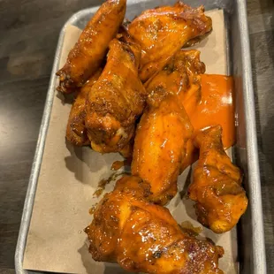 Hot wings, descent and had a spicy and smoky flavor