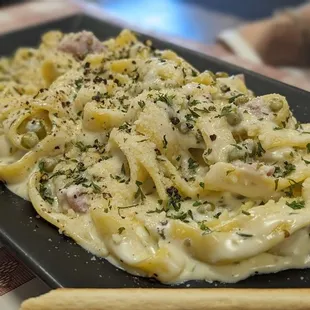 Tagliatelle with creamy ham and sweet green peas