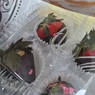 Valentine strawberries 4 in a container