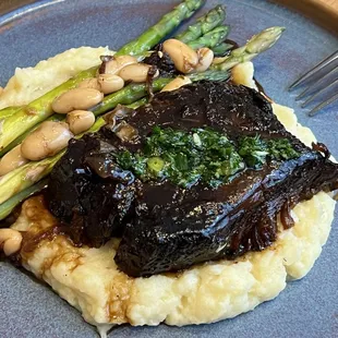 short ribs with asparagus and creamed potatoes