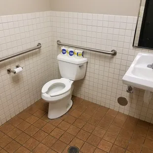 1:30am on Saturday and look how clean these bathrooms are!!!!