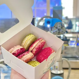 box of 6 macarons: raspberry, strawberry, mango (04/2023)