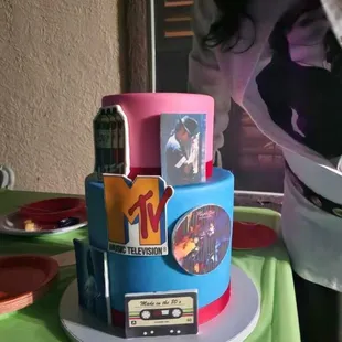 The presentation of the cake