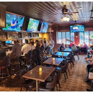 Arts Bar &amp; Grill main bar and dining room