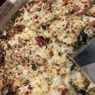 Large Spinach Tomato Basil Pesto Pizza