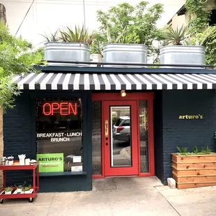 arturo&apos;s underground cafe