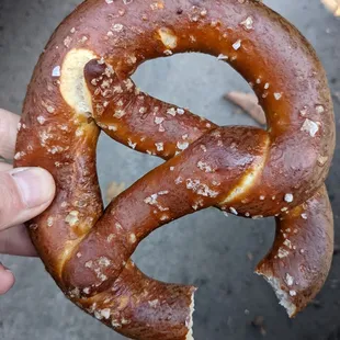 Food grade lye is used; style is more Swiss than German (read: no knusprige Arme).