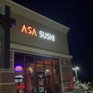 the outside of a restaurant at night