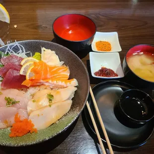 Lunch chirashi w/fixings