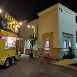 the outside of a fast food restaurant