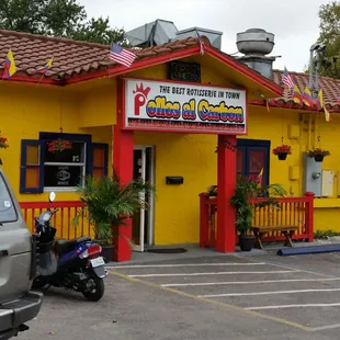 Outdoor signage still says Pollos al Carbon. Restaurant is in between La Grande Colombia and El Chuzo BBQ along Armenia