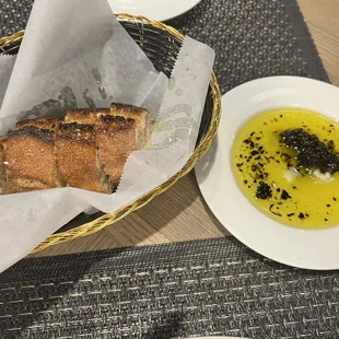 Bread and EVOO! 5/5! Crispy! IG: @amei.eats