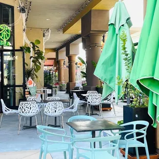 the outside seating area of a restaurant