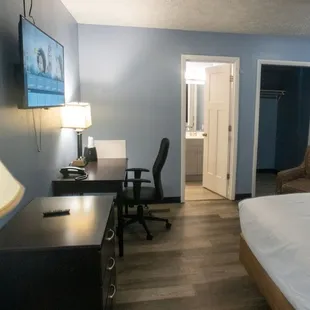 comfortable rooms with desks for laptop