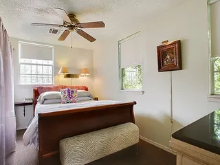 B & W Courtyards Bed & Breakfast