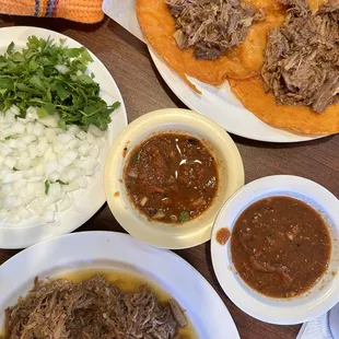 Tacos doraditos de birria y una orden de birria con consomé