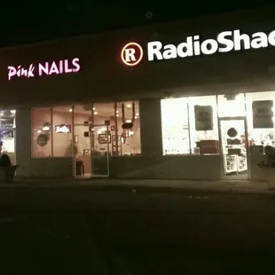 the outside of a restaurant at night