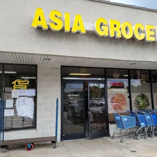 the front of a grocery store