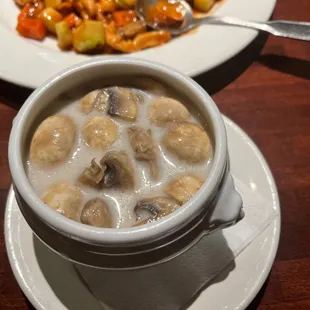 Small coconut soup with mushrooms