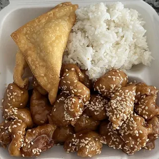 Sesame Chicken with steam rice and crab Rangoon